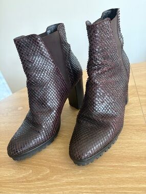 RARE SPANISH VINTAGE BOOTS Burgundy Snake-Embossed Block Heel Ankle Boots